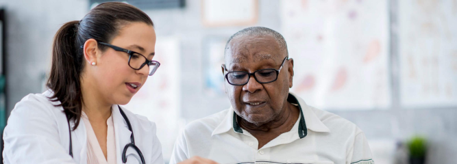 Lékařka mluví se svým pacientem