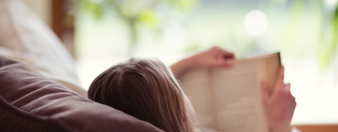  Žena čte knihu