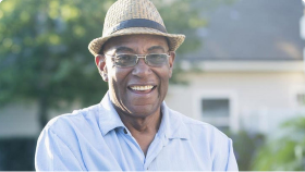 Muž usmívající se do kamery