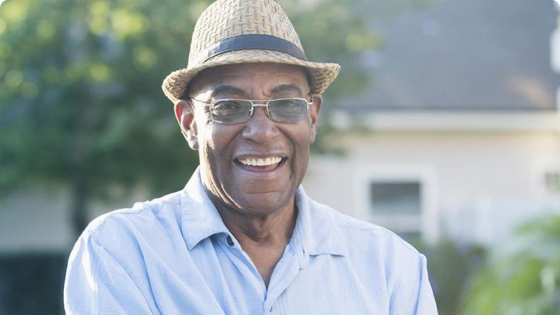 Muž usmívající se do kamery