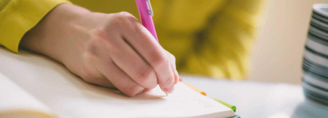 Ruka držící pero