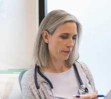  Lékařka si vyhodnocuje výsledky