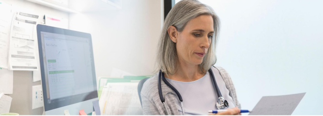  Lékařka si vyhodnocuje výsledky