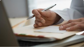 Lékař předepisuje léky