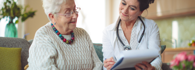 Lékařka se svou pacientkou