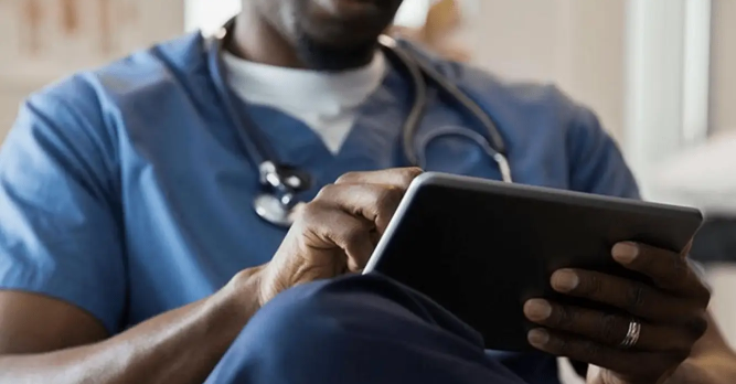  Lékař zapisující si anamnézu pacienta