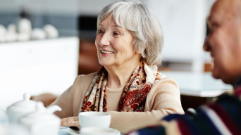 Žena při snídani s rodinou