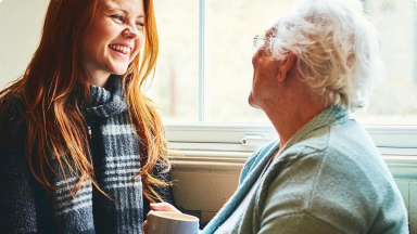 Dvě ženy si spolu povídají