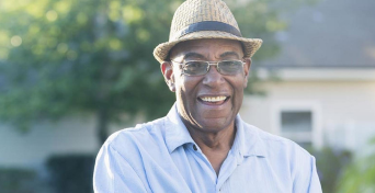 Muž usmívající se do kamery