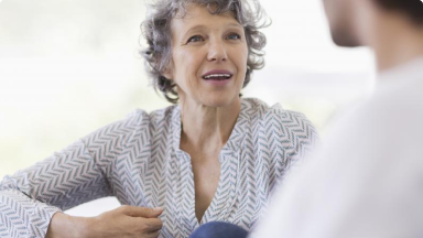 Žena při rozhovoru