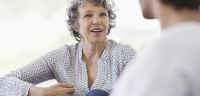 Žena při rozhovoru