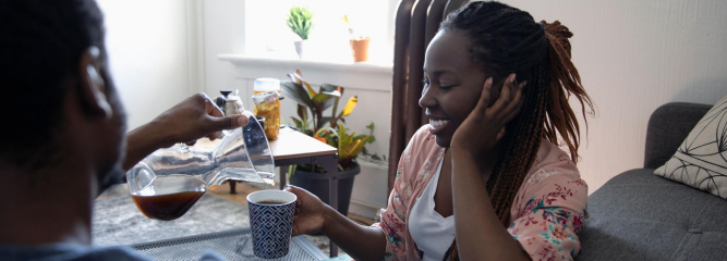 Žena s filtrovanou kávou