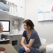 Žena u své lékařky v ordinaci