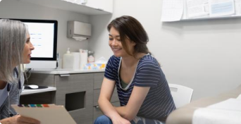 Žena u své lékařky v ordinaci