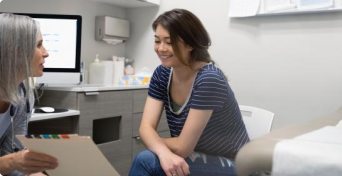 Žena u své lékařky v ordinaci