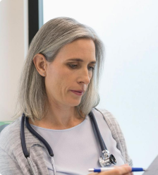  Lékařka si vyhodnocuje výsledky