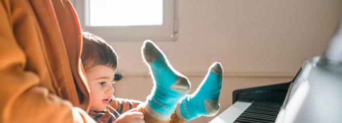 Dítě za klavírem