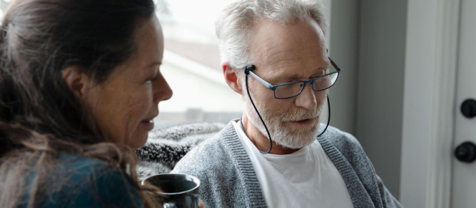 Partneři při ranní kávě