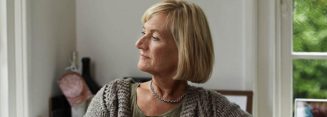 Žana dívající se ven z okna