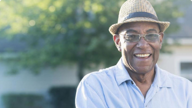 Muž usmívající se do kamery