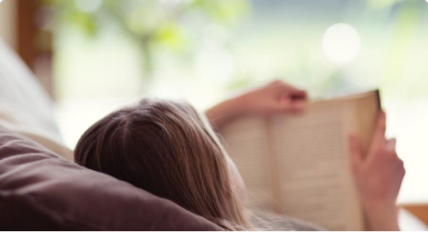  Žena čte knihu