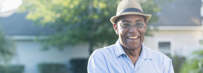 Muž usmívající se do kamery