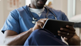  Lékař zapisující si anamnézu pacienta