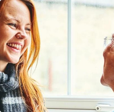 Dvě ženy si spolu povídají