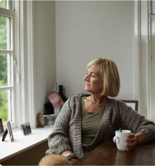 Žana dívající se ven z okna