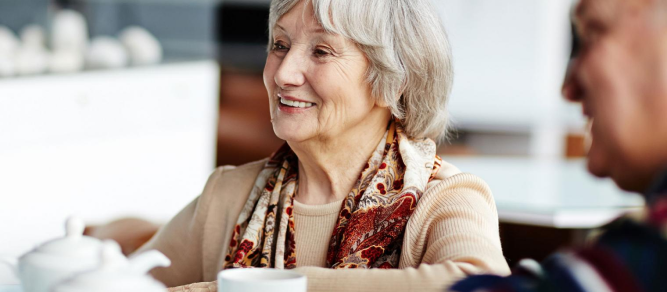 Žena při snídani s rodinou