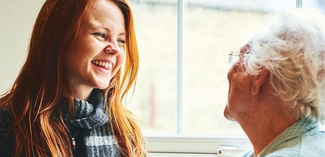 Dvě ženy si spolu povídají